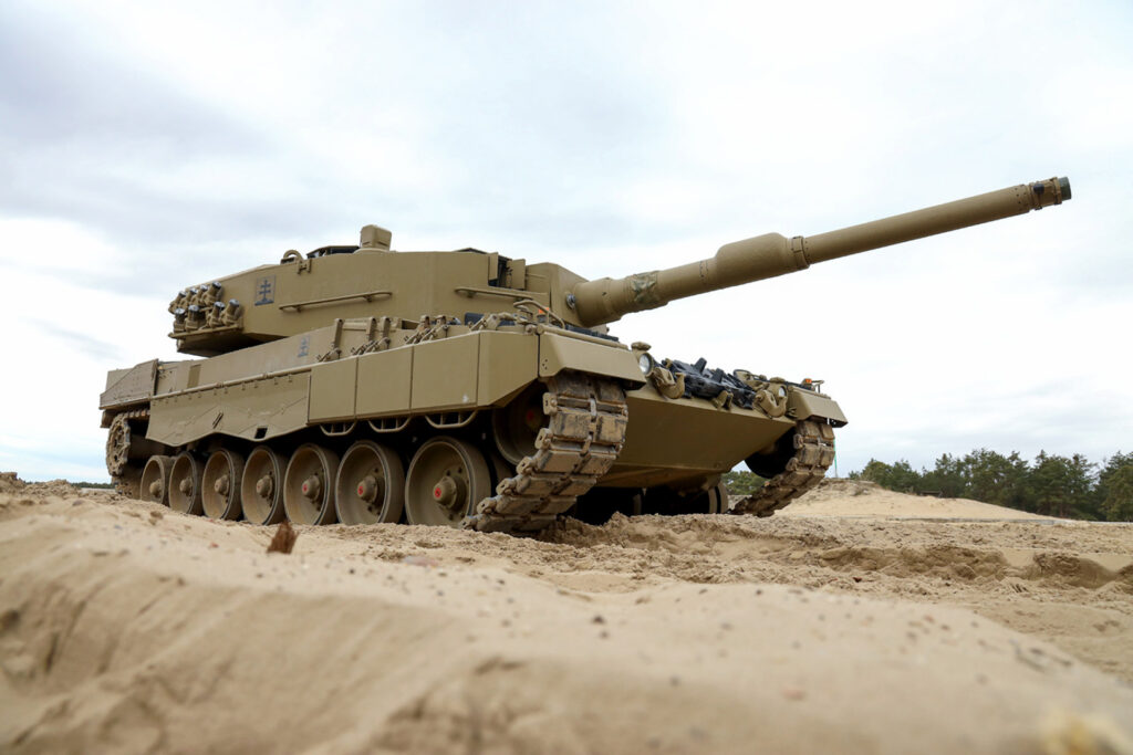 Popis pod fotografiu:
Pozemné sily prechádzajú rozsiahlym prezbrojením. Do výzbroje postupne prichádzajú vozidlá Patria 8x8, pásové CV90 a tanky Leopard 2A4.
Zdroj:
Ministerstvo obrany SR / OS SR