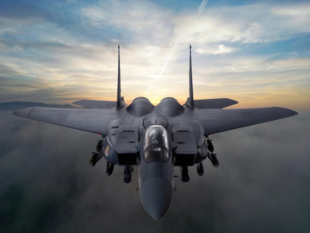 Stíhačka F-15 patrí medzi ikonické bojové lietadlá amerického letectva. Cena jedného moderného stroja sa pohybuje okolo desiatok miliónov dolárov, čo ukazuje, aké nákladné sú moderné vojenské technológie.
Zdroj:
U.S. Air Force / Wikimedia Commons