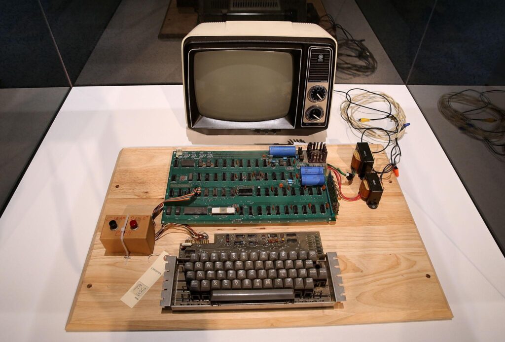 Apple I počítač z roku 1976 s dreveným krytom a základnou doskou