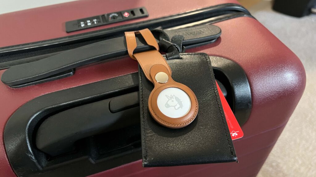 Bluetooth lokátor AirTag v cestovnom kufri na letisku