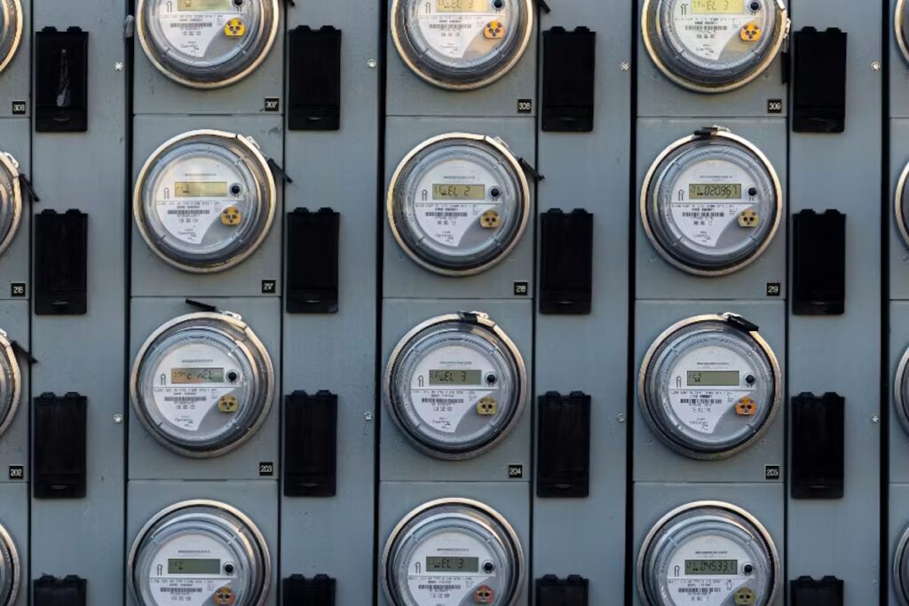 Domácnosť kontroluje účet za elektrinu a spotrebu energie v modernom byte