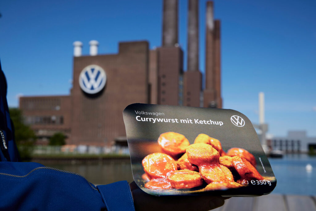 Klobása Volkswagen, vojenská technika Samsung a historické karty Nintendo v koláži