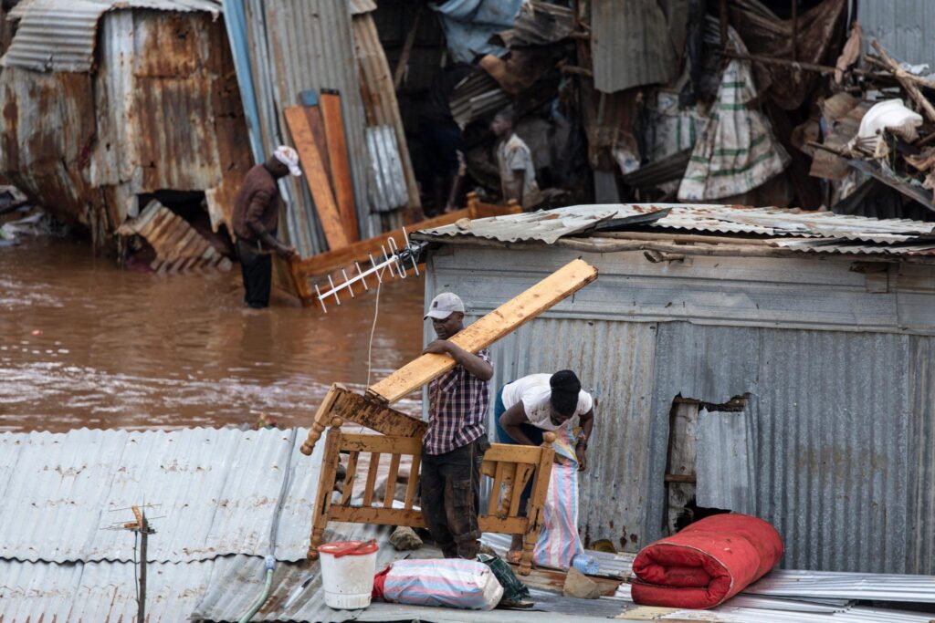 Obyvatelia Nairobi stoja pri zaplavených domoch po ničivých povodniach.