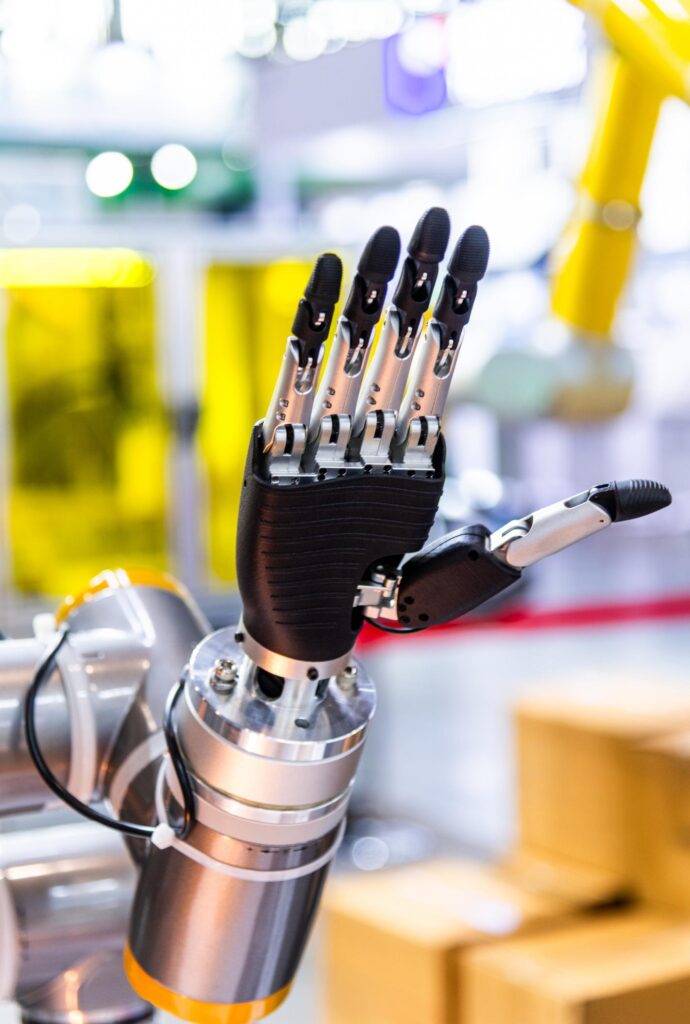 Pokročilá robotická ruka v laboratóriu počas vývoja modernej robotiky
