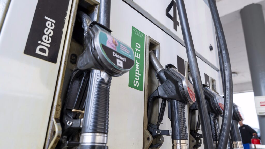 Tankovanie auta na čerpacej stanici v Európe symbolizujúce rast cien benzínu a energií