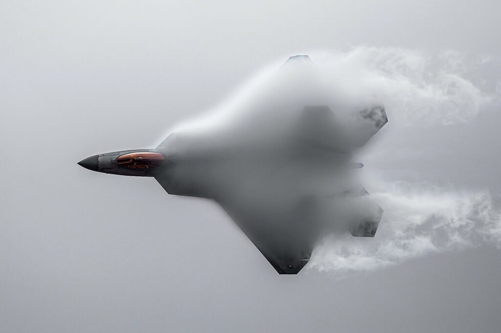 Zdroj: Wikimedia Commons – U.S. Air Force F-22 Raptor (public domain)