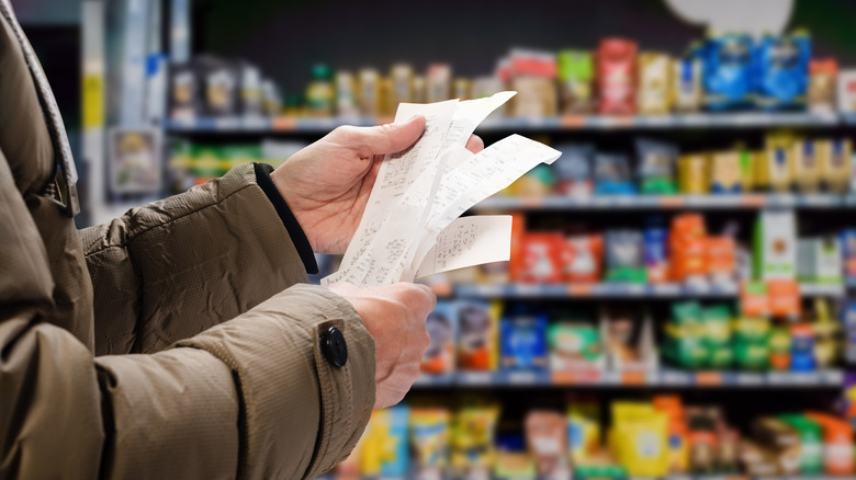 Veľkonočný nákup v supermarkete s plným košíkom potravín a vysokými cenami