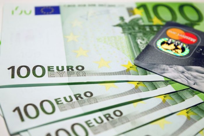 Výplata v eurách a príplatky za prácu počas sviatku