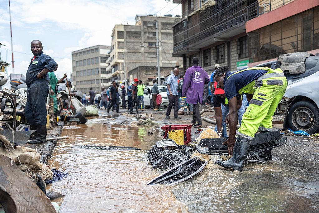 Záchranári evakuujú ľudí zo zaplavenej oblasti v Nairobi počas povodní.