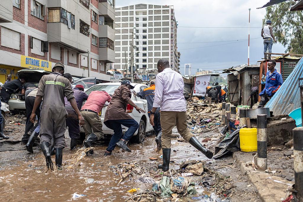 Zaplavená cesta v Nairobi s autami uviaznutými vo vode po bleskových povodniach v Keni.