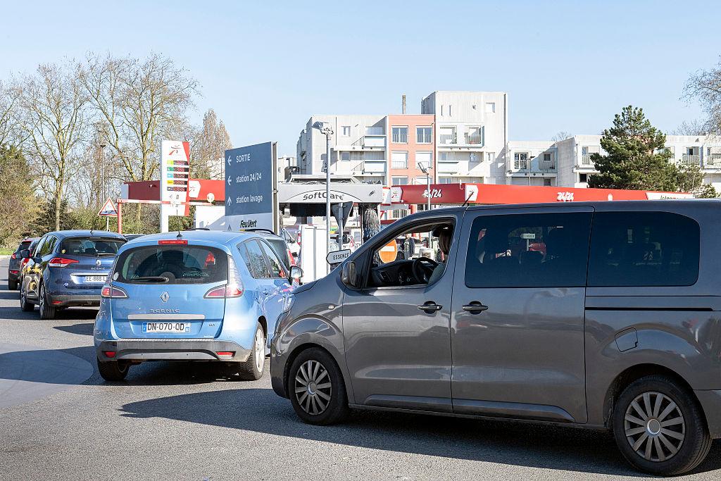 Zvýšené ceny palív na čerpacej stanici v Európe a vodiči čakajúci na tankovanie