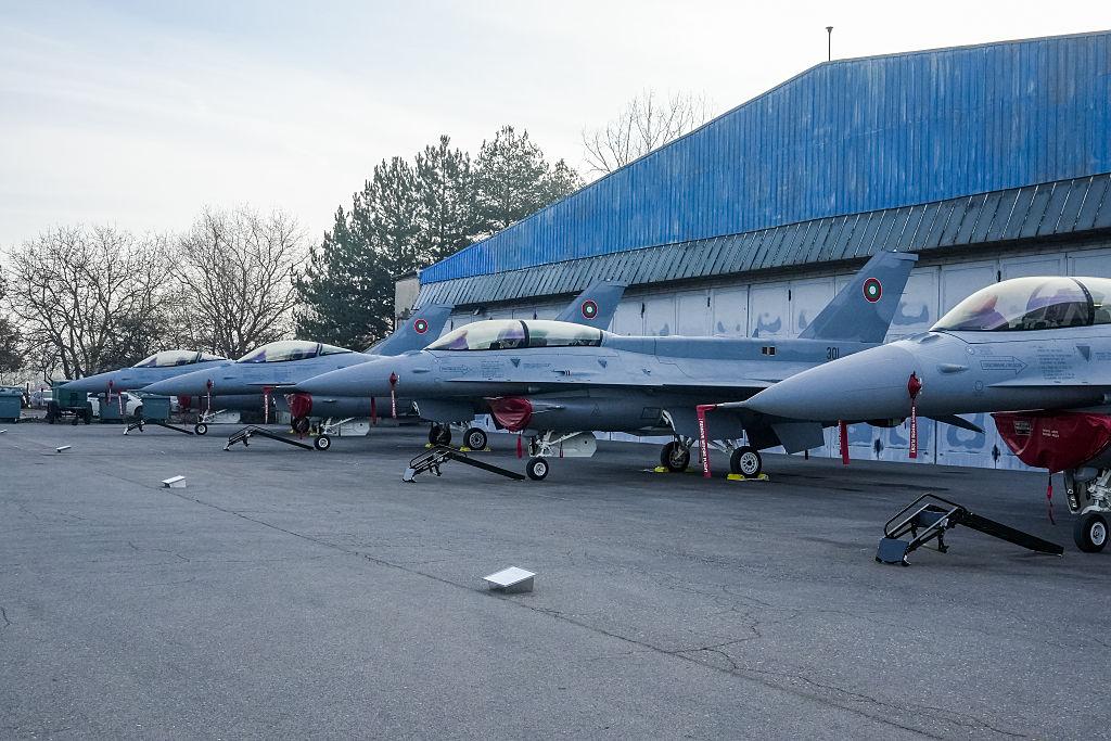 Nové stíhačky F-16 Block 70/72 postupne preberajú ochranu slovenského vzdušného priestoru. K marcu 2026 je fyzicky prevzatých 5 z 14 objednaných kusov.
Zdroj Ministerstvo obrany SR / Ozbrojené sily SR