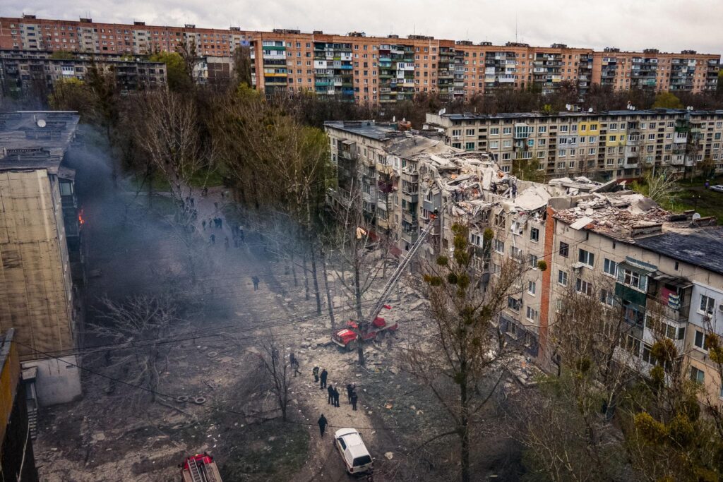 Vojenské konflikty prinášajú obrovské hospodárske škody. Na Ukrajine sa priame škody na infraštruktúre po prvých rokoch vojny odhadujú na stovky miliárd dolárov.
Zdroj:
State Emergency Service of Ukraine / Wikimedia Commons