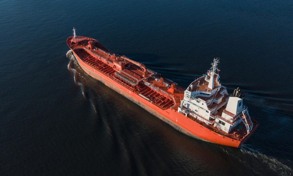 Tanker typu VLCC dokáže prepraviť približne 2 milióny barelov ropy. Zdroj: Wikimedia Commons / CC BY-SA 4.0