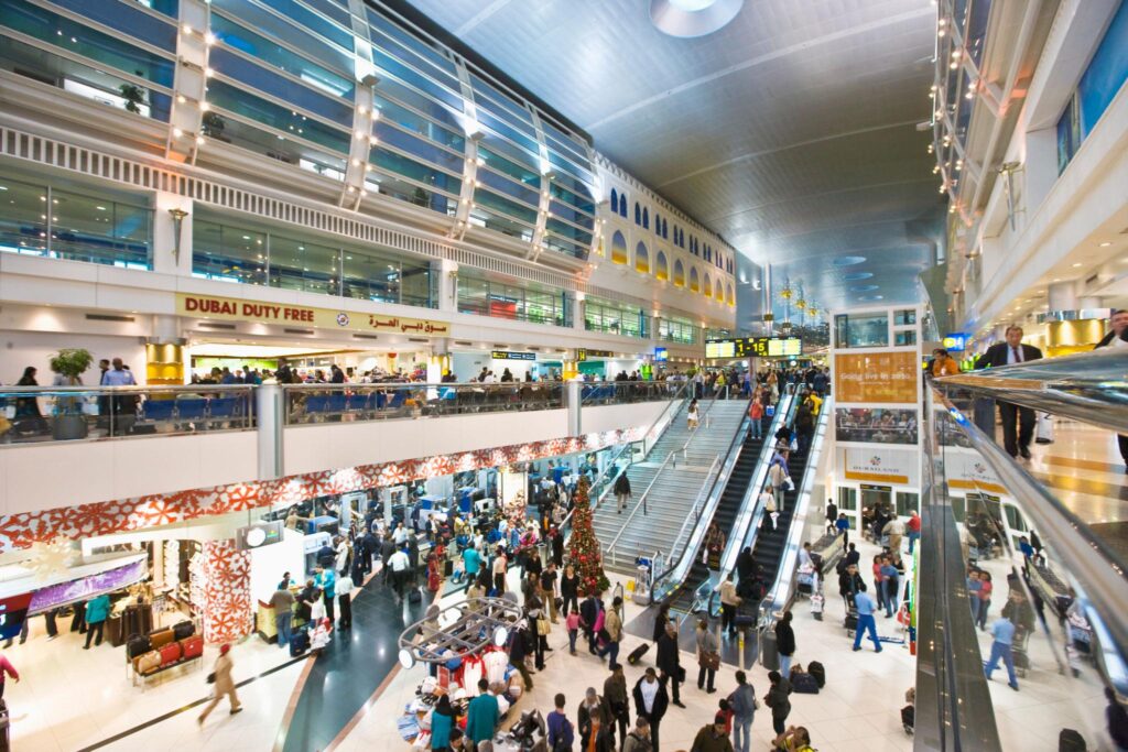 terminál letiska Dubai International s cestujúcimi a odletovou halou