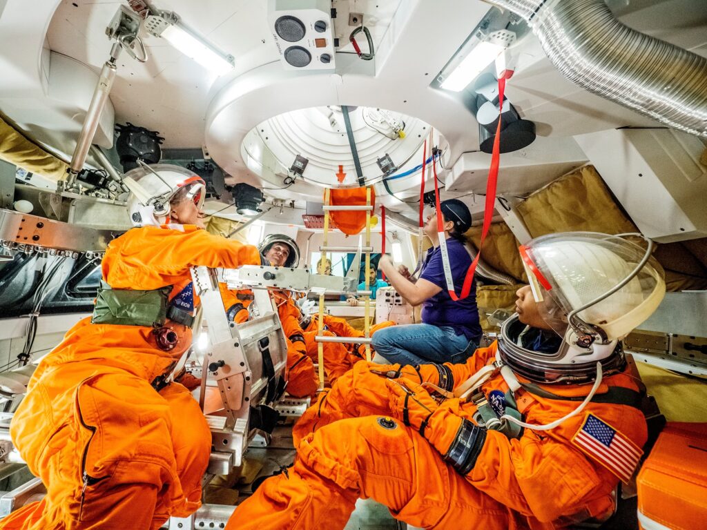 Astronauti vo vnútri Orionu