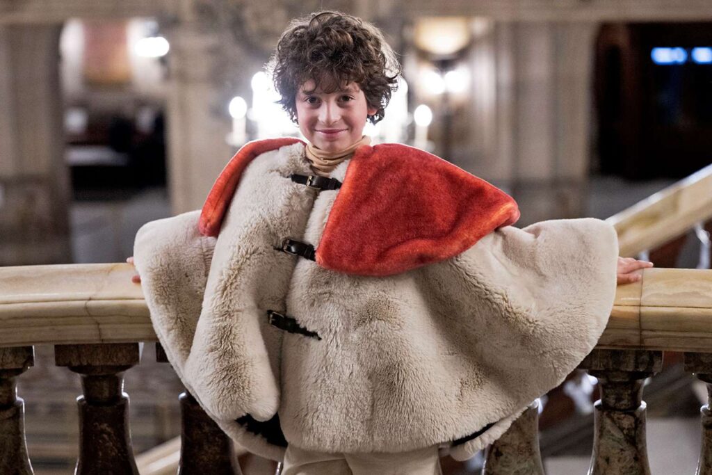  Max Alexander pózuje fotografom po módnej prehliadke v Palais Garnier.