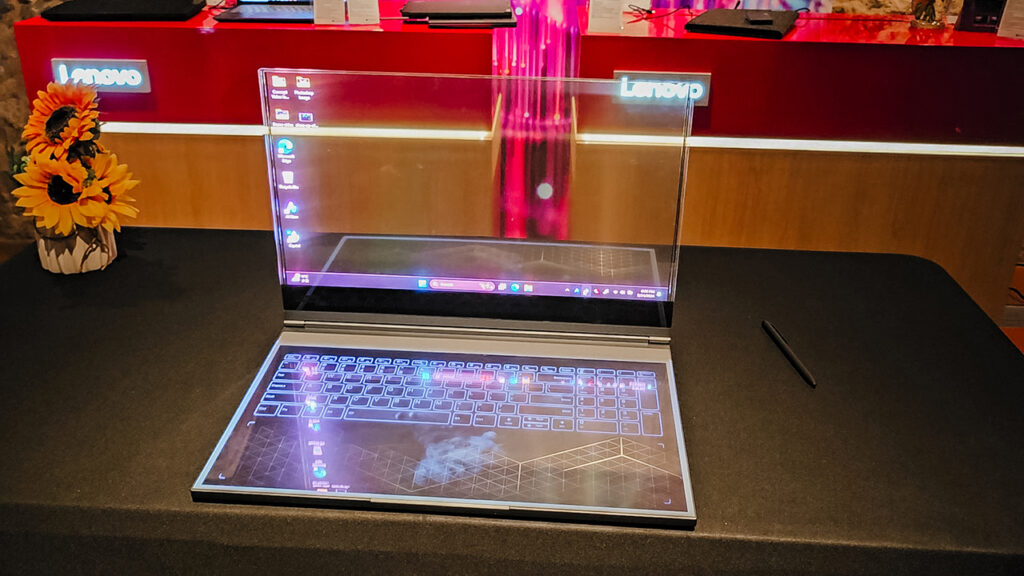 Lenovo Transparent Laptop Concept – Budúcnosť práce a AR
Na tejto fotografii vidno, ako cez displej notebooku vidíte reálne predmety za ním, čo je ideálne pre architektov a dizajnérov.
